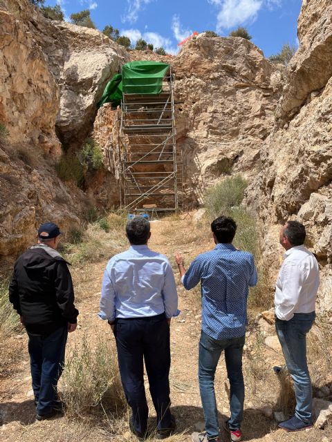 Alumnos de la Universidad de Murcia se forman en paleontología en el yacimiento de la sierra de Quibas