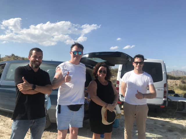 Enrique Mateos de la Fábrica de Hielo; el director Dean Freeman; Mª Dolores Saurín, 1ª teniente alcalde y concejala de Turismo del Ayto. de Abanilla y uno de los directores de Arepresents en Los Barrancos, en Abanilla.