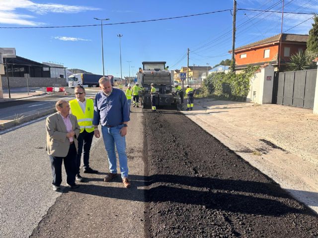 La Comunidad refuerza el firme de la vía que une Santomera con Abanilla con material reciclado de la propia carretera