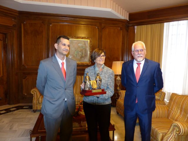 La federación de asociaciones de moros y cristianos de Abanilla otorga su insignia de oro a la Asamblea