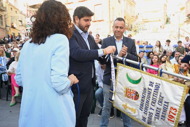 Fernando asiste a las fiestas en honor a la Santísima Cruz y al Desfile-Parada de Moros y Cristianos de Abanilla