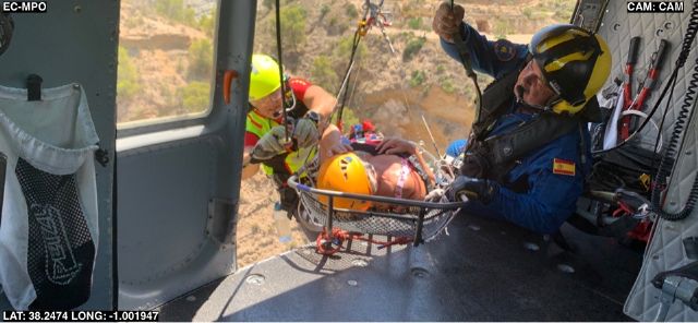 Servicios de emergencias rescatan y trasladan al hospital a una excursionista herida en Abanilla