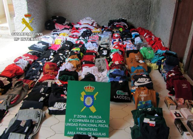 La Guardia Civil se incauta de cerca de 350 prendas de vestir y 20 perfumes falsificados en un comercio de Águilas
