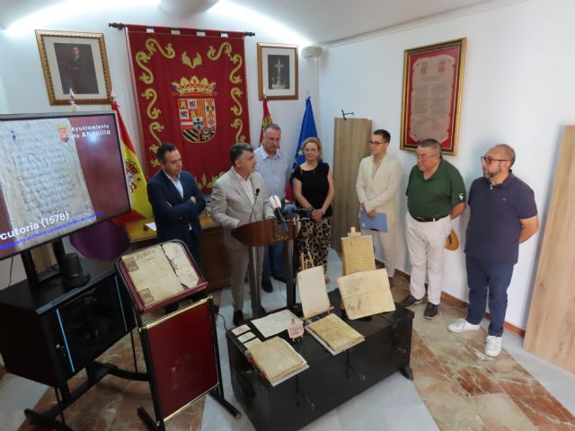Entregan al Ayuntamiento de Abanilla tres documentos de los siglos XVII y XVIII recuperados por la Guardia Civil